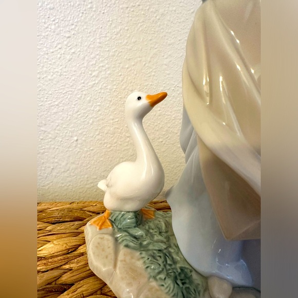 Porcelain Collectable Country Girl Figurine by Classic Treasures - Picture 2 of 4